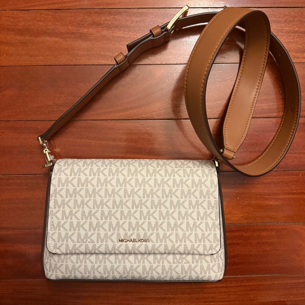 NWT Michael Kors Nessa Small Crossbody Messenger Bag in Vanilla/Acorn Signature